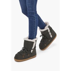 NWT JustFab Avery Shearling Lace-up Boot In Rosin Green, Sz. L